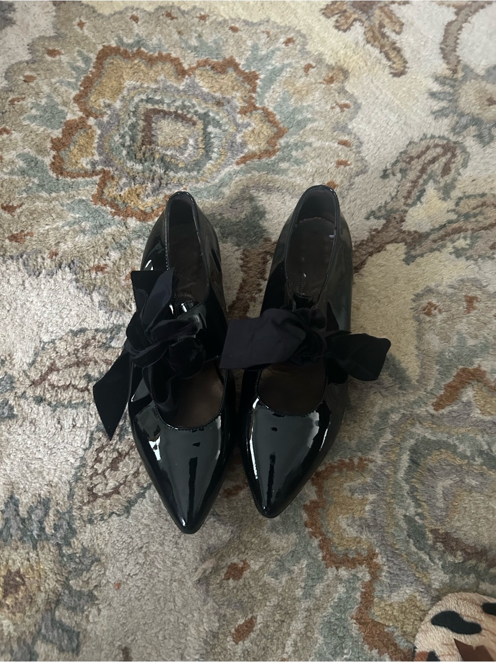 AGL Black Patent Pointed-Toe Heels with Decorative Bow Accent 38.5